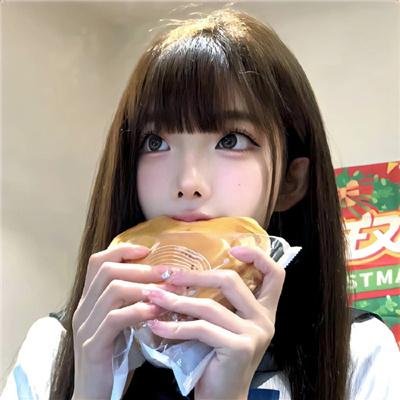 微光下的蓝色男孩